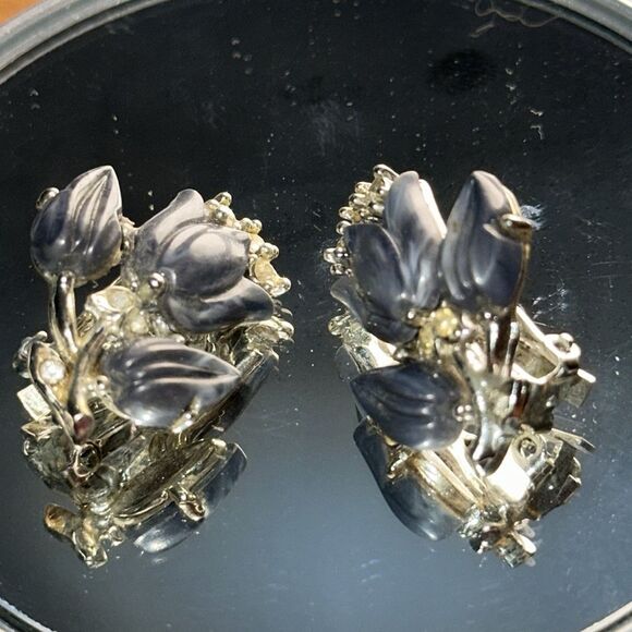 Vintage 60s gray thermoset & rhinestones tulip shaped clip on earrings - Picture 2 of 4